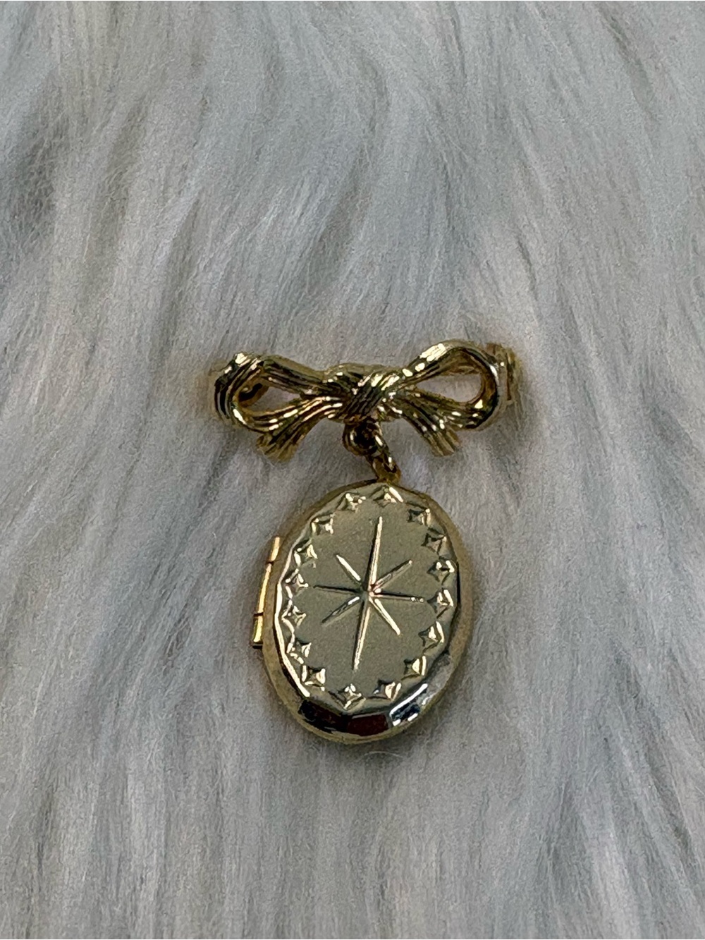 (203)Gold Tone Bow Locket Pin - Starburst Oval Locket - Picture 1 of 4